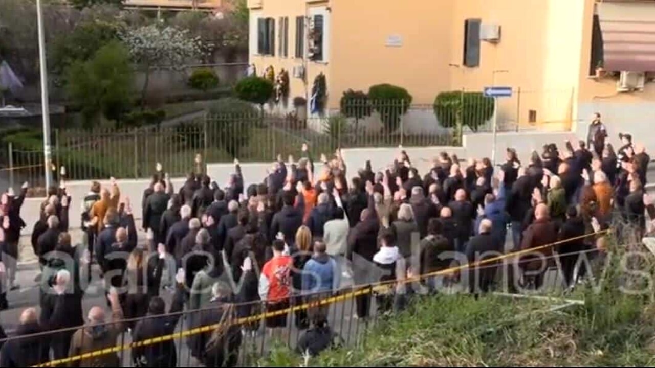 Saluti fascisti, denunciati attivisti di estrema destra: stavano commemorando i fratelli Mattei a Primavalle