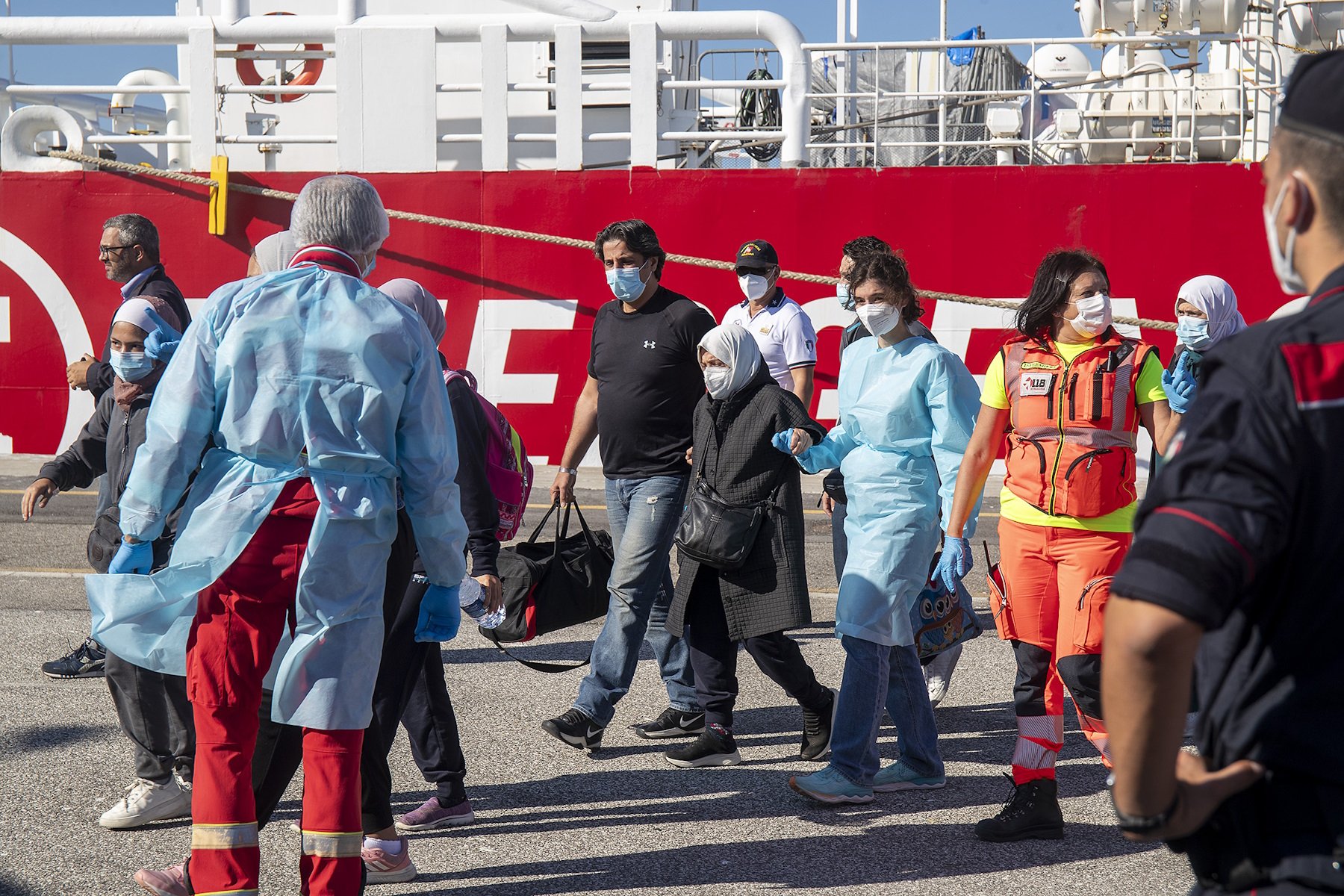 Sbarcati a Ravenna i 202 naufraghi soccorsi dalla Life Support di Emergency: tra loro 15 donne e 18 minori