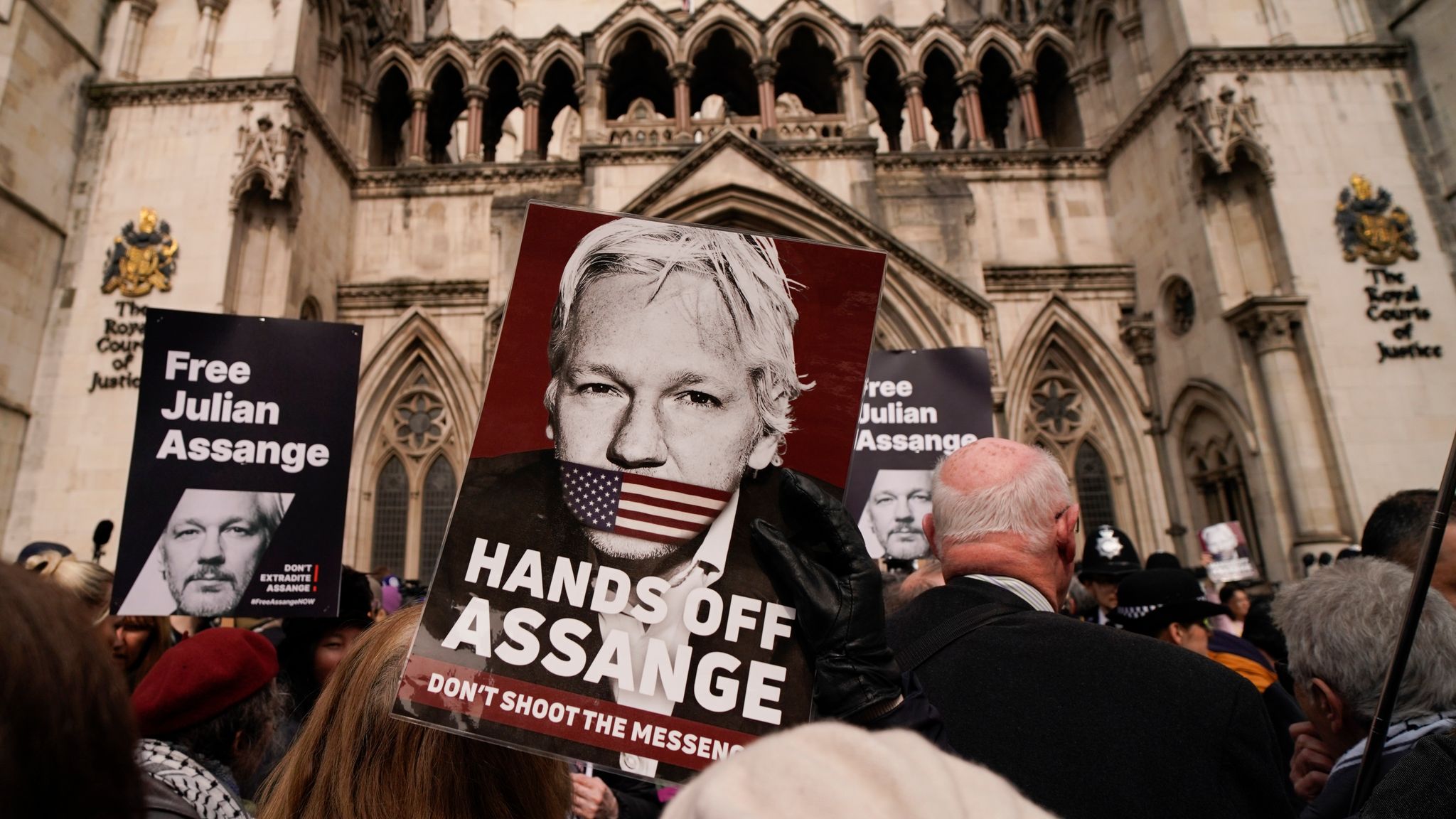Biden pensa di lasciar cadere le accuse contro Assange, la moglie del fondatore di Wikileaks esulta