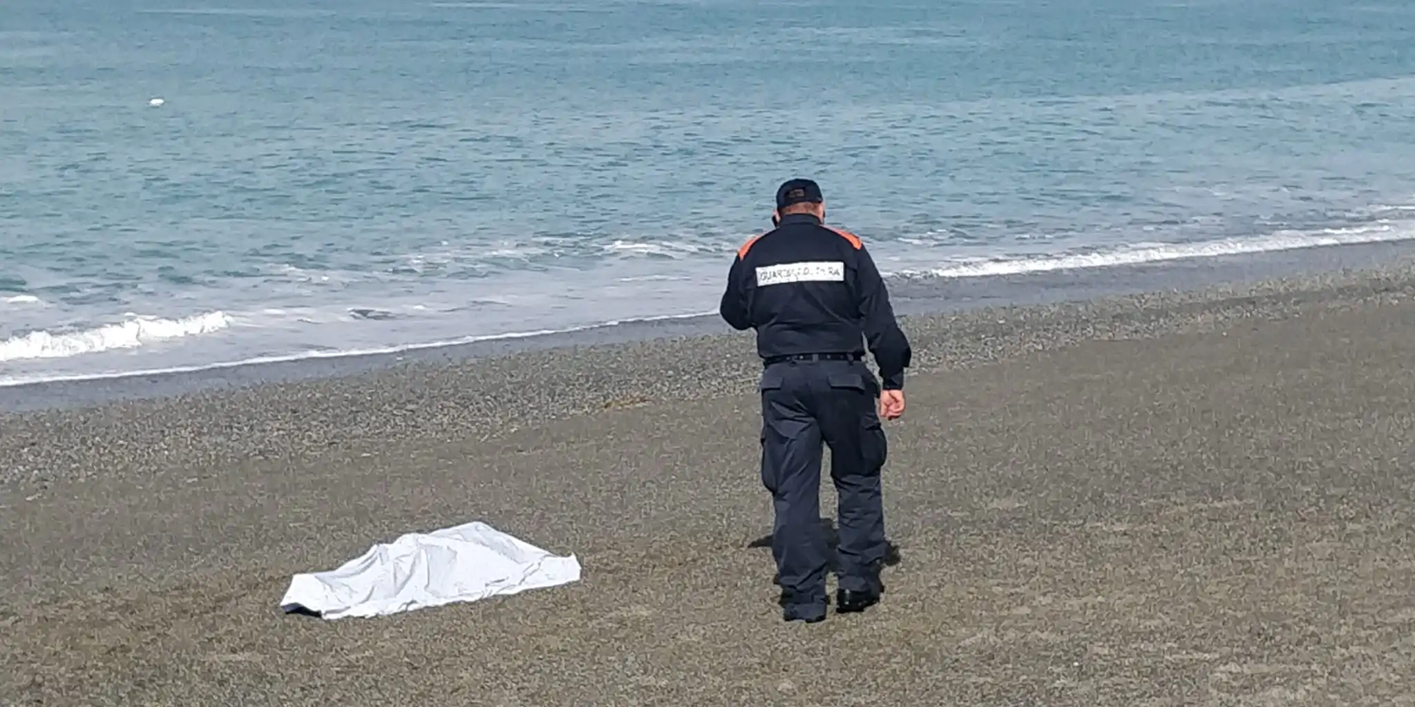 Il cadavere di un 65enne trovato in spiaggia a Fuscaldo, massimo riserbo sull'identità e le cause della morte