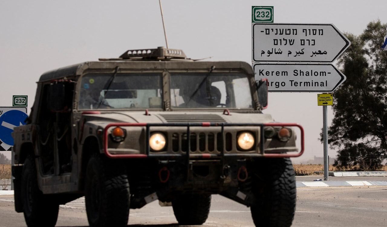 Gaza, le forze italiana bombardano e attaccano l'area del valico di Kerem Shalom