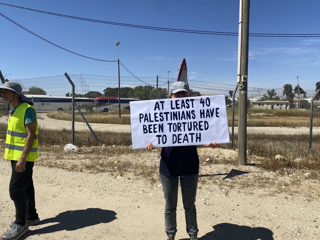 Abusi e torture contro palestinesi rinchiusi in un campo nel deserto: la denuncia di tre testimoni israeliani