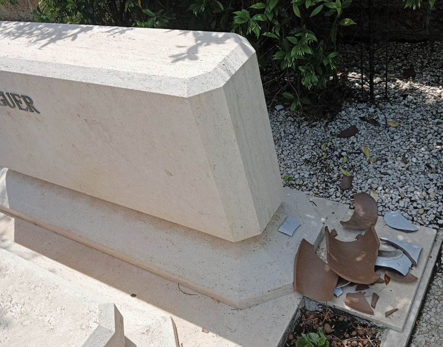 Vandalizzata ancora la tomba di Enrico Berlinguer: "Atto vigliacco e ignobile"
