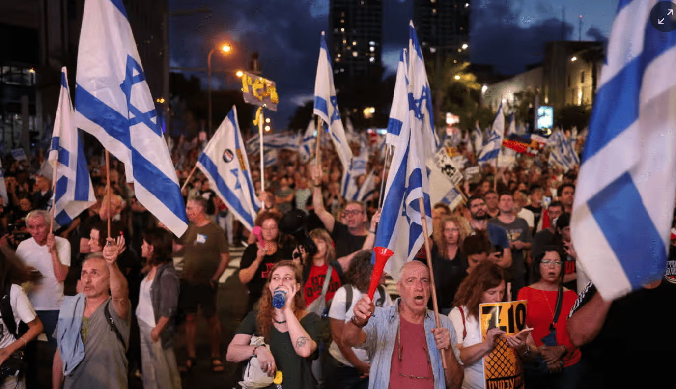A Tel Aviv e in altri centri di Israele grandi manifestazioni per la liberazione degli ostaggi
