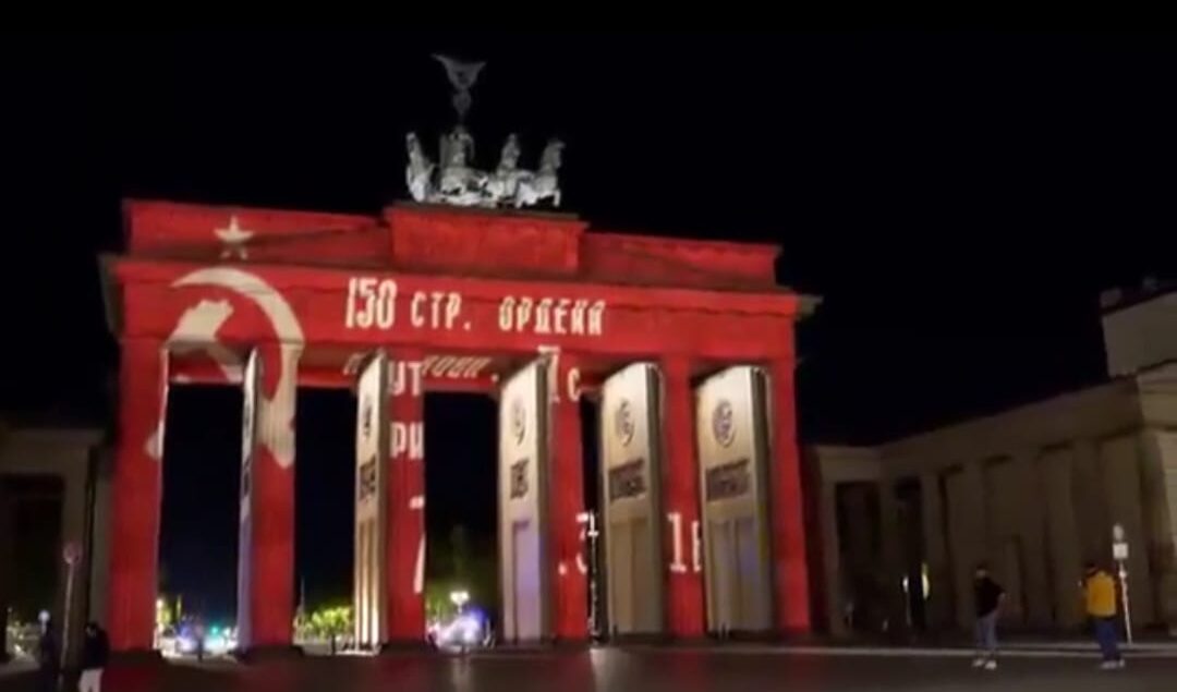 Hacker russi violano il sistema di controllo dell'illuminazione della Porta di Brandeburgo