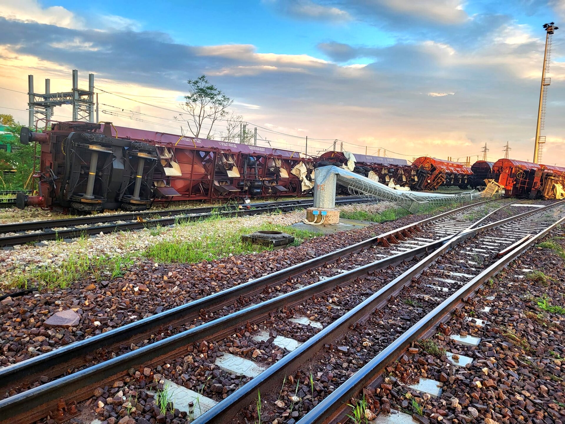 Una tromba d'aria ha rovesciato 7 vagoni di un treno fermo in stazione, il sindaco: "Scene incredibili e mai viste"