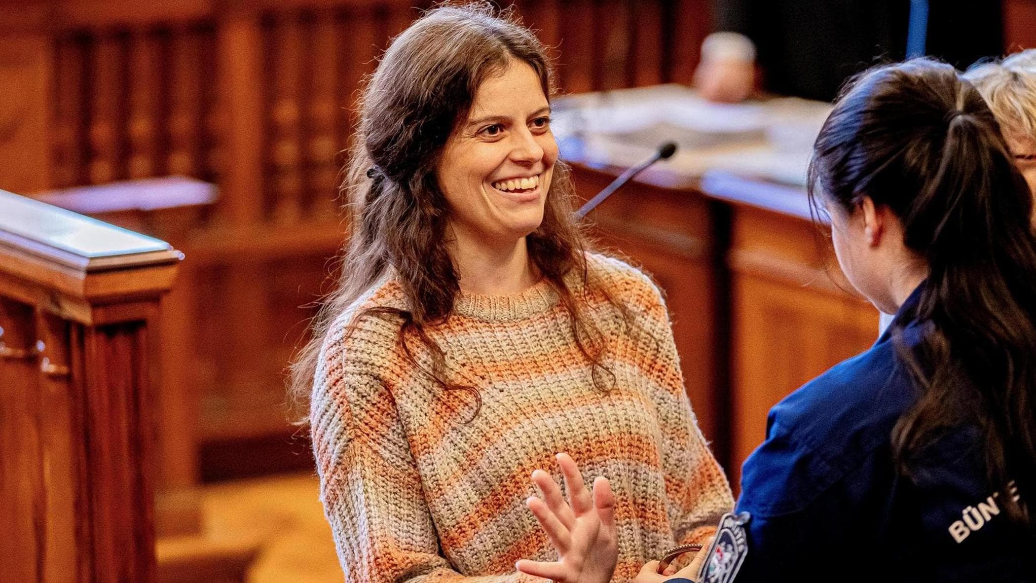 Ilaria Salis di nuovo in tribunale, per la prima volta senza manette e catene: "Grazie a tutti per il supporto"