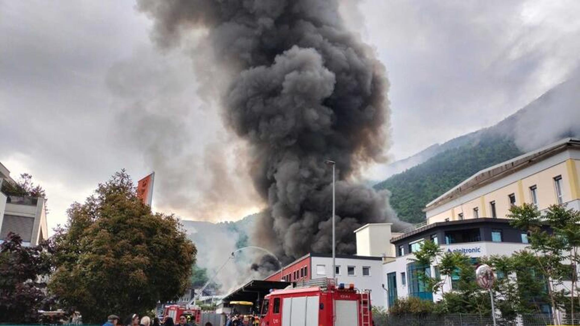 Incendio all'Alpitronic, azienda di colonnine di ricariche elettriche: evacuata una scuola e chiuso lo spazio aereo