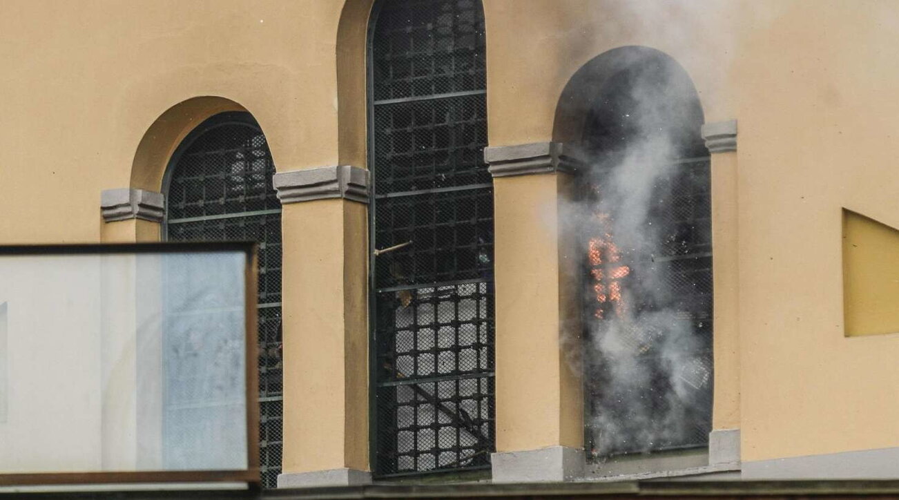 Incendio nel carcere di San Vittore, a fuoco sei materassi in una cella: sono quattro gli intossicati