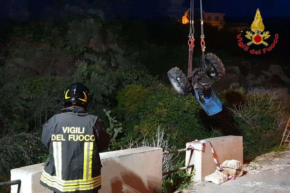 Si ribalta con il trattore e finisce in un laghetto: è morto un agricoltore di 64 anni