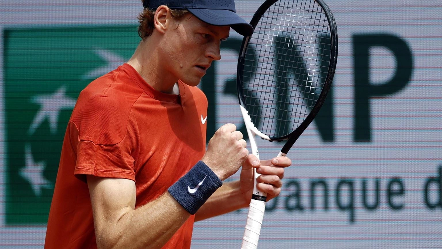 Jannik Sinner torna e vince, al Roland Garros batte Eubanks e mette alle spalle l'infortunio: "Periodo difficile"