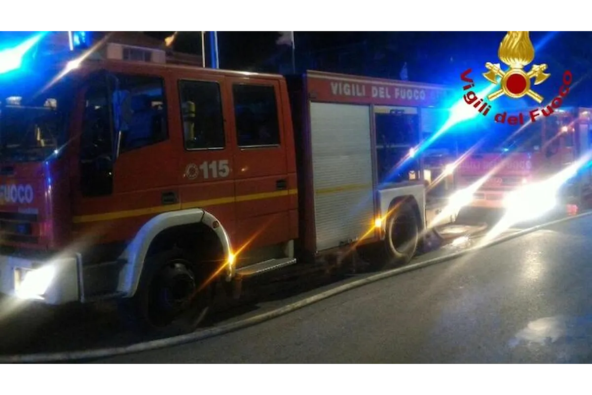 Il corpo di una 63enne trovato senza vita in casa: la donna è morta per le esalazioni in seguito a un incendio