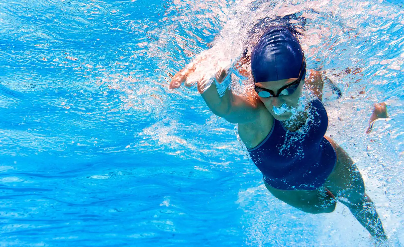 Allenatore di nuoto accusato di aver violentato una sua atleta 14enne: "Che dovevo fare, mi provocava..."