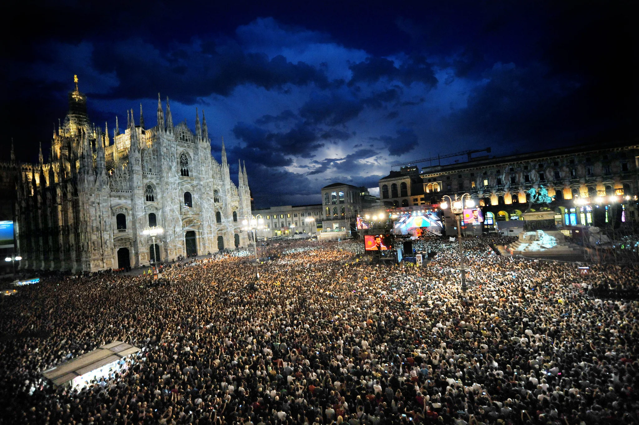 “Radio Italia Live”, alle 20.40 su Tv8: ecco tutti i cantanti sul palco di Piazza Duomo a Milano