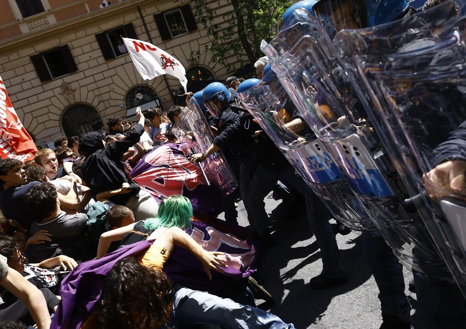 La polizia carica studenti delle superiori che protestano contro gli Stati Generali della Natalità: ferita una giovane