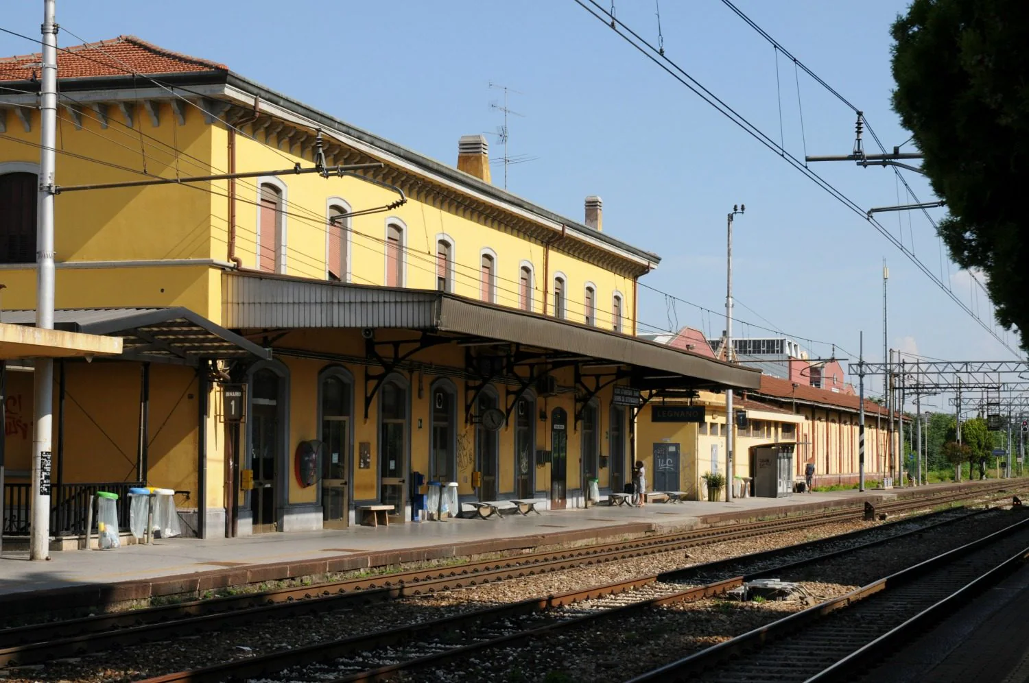 Un uomo è stato investito da un treno questa mattina: si sarebbe sdraiato sui binari per suicidarsi