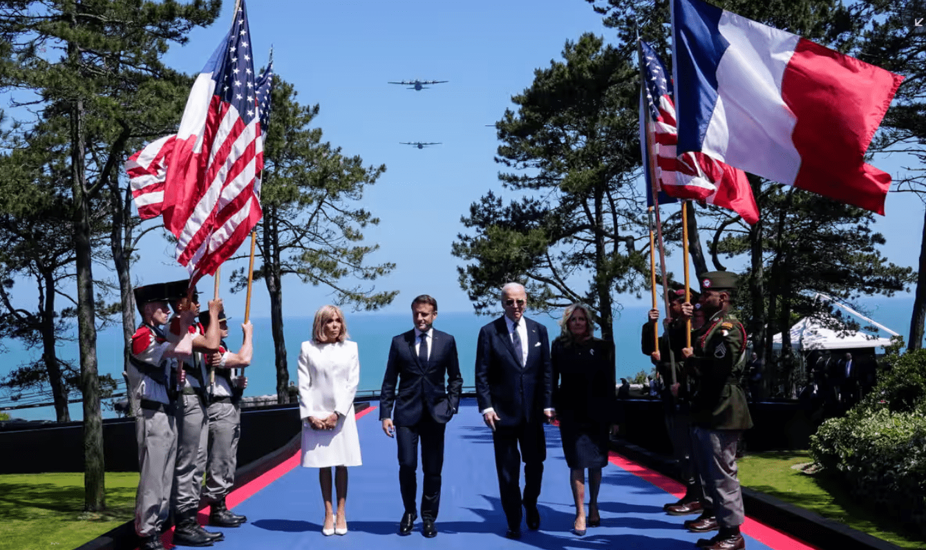 Biden celebra il D-day e allude all'Ucraina: "La lotta tra dittature e libert&agrave; &egrave; senza fine"