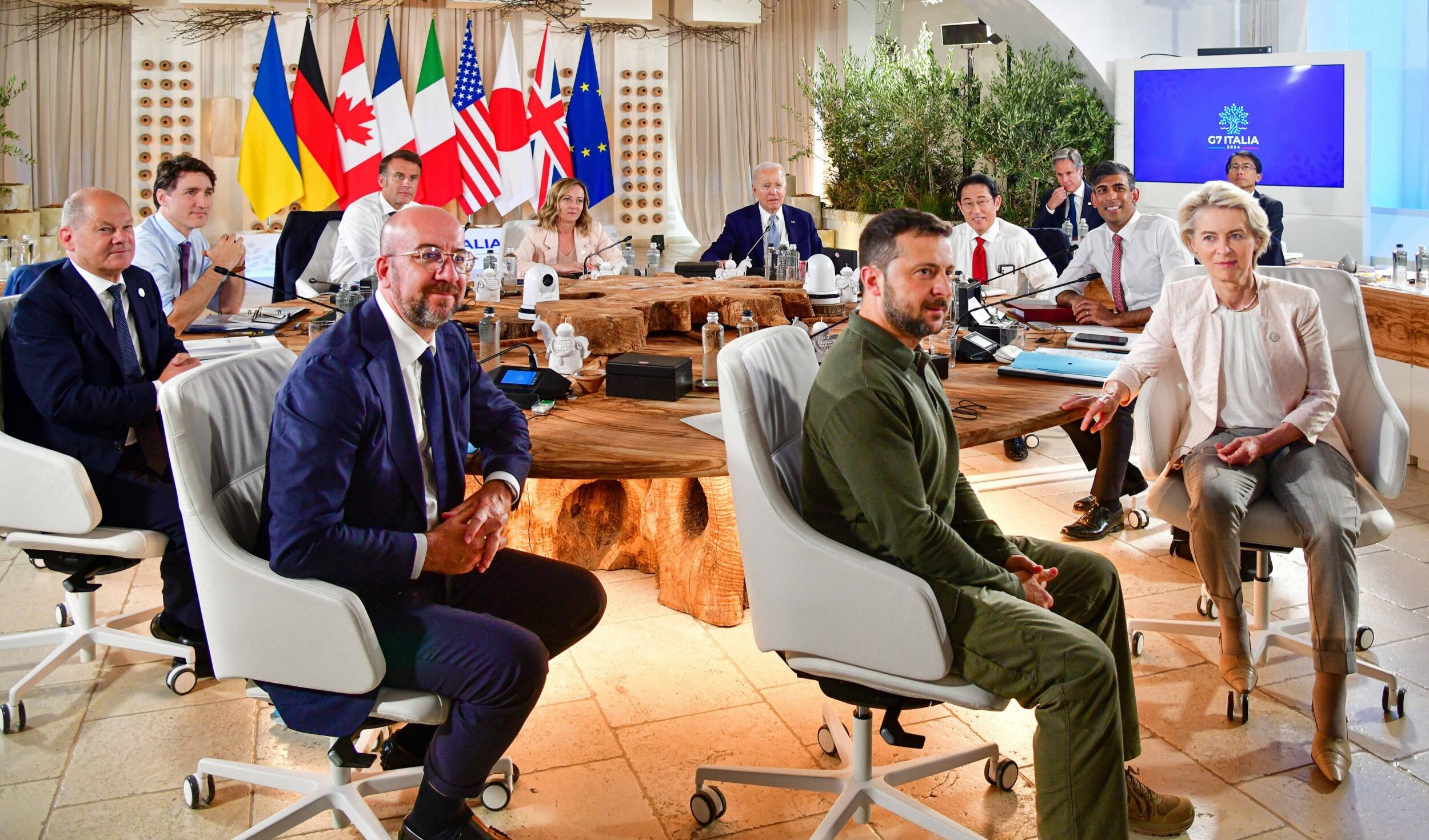 Putin vuole altri territori dell'Ucraina in cambio della pace, Zelensky: "È come Hitler, non ci si può fidare" Putin vuole altri territori dell'Ucraina in cambio della pace, Zelensky: "È come Hitler, non ci si può fidare"