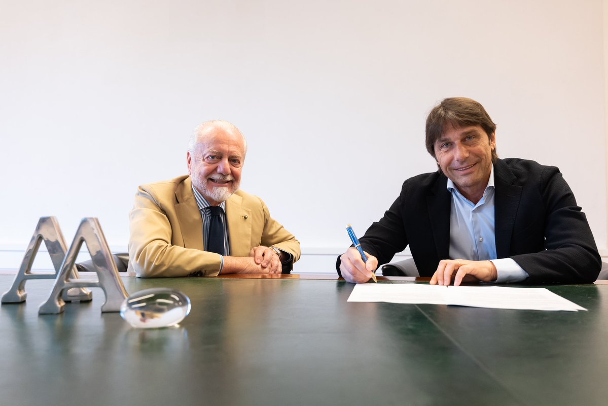 Conte è il nuovo allenatore del Napoli, ora è ufficiale. De Laurentiis: "Con un top coach parte la rifondazione"