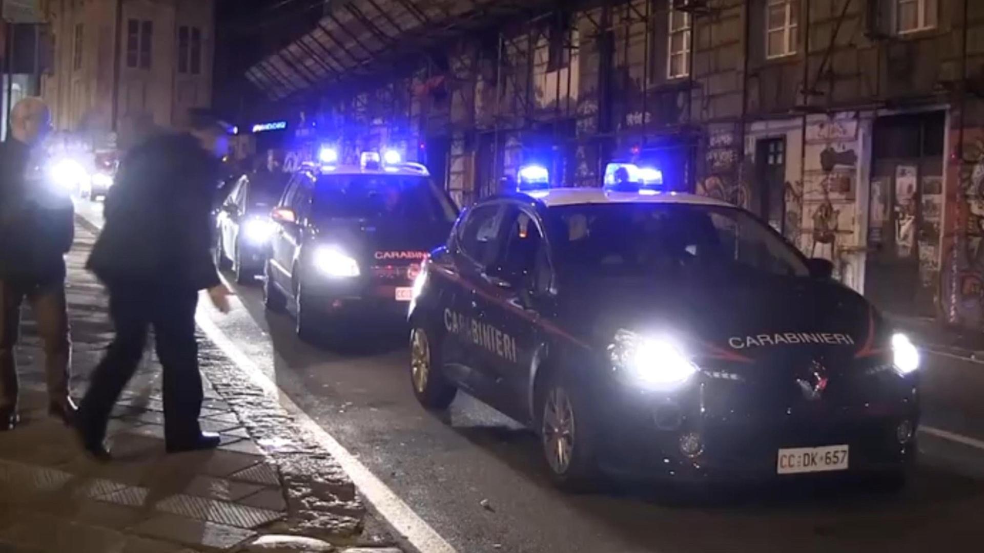 Aggredisce a colpi di roncola i genitori della ex: arrestato un 25enne, i due coniugi sono in gravi condizioni