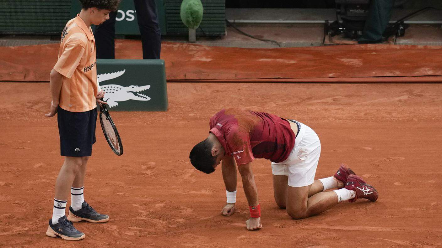 Djokovic si arrende: "Annuncio con tristezza il mio ritiro dal Roland Garros, ho giocato con il cuore"
