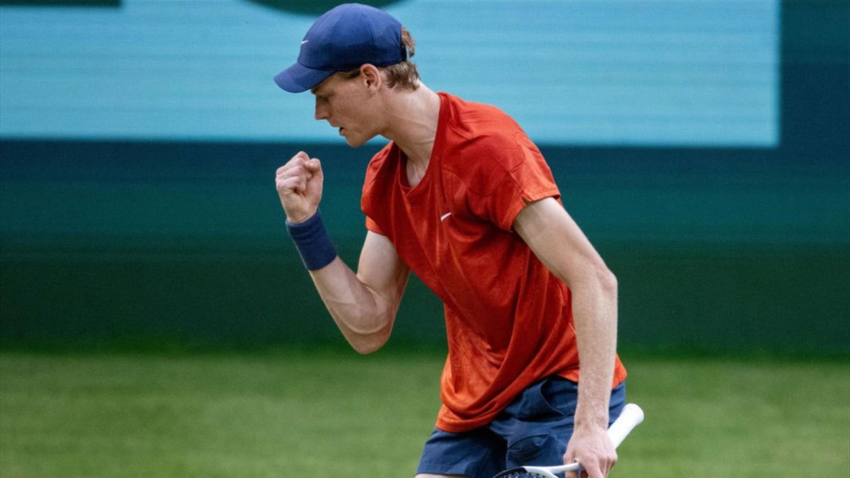 Jannik Sinner trionfa sull'erba di Halle: il numero 1 del mondo batte Hurkacz con un doppio tie break