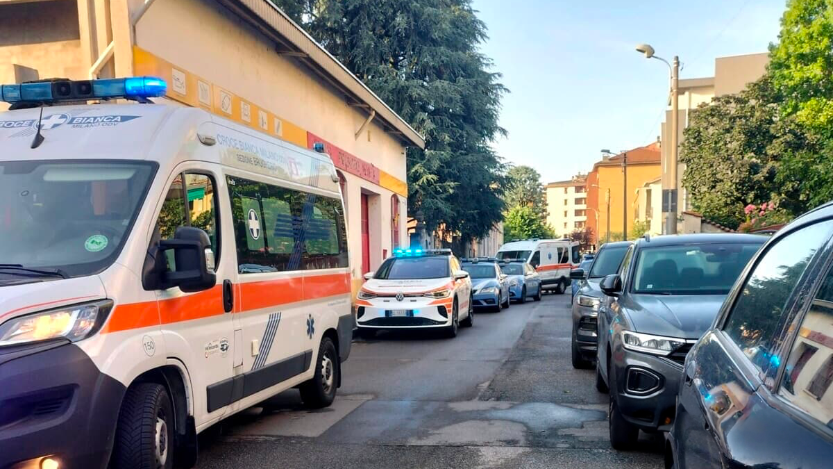 Un ucraino di 55 anni ha accoltellato la moglie e il figlio al culmine di una lite: entrambi sono in gravi condizioni