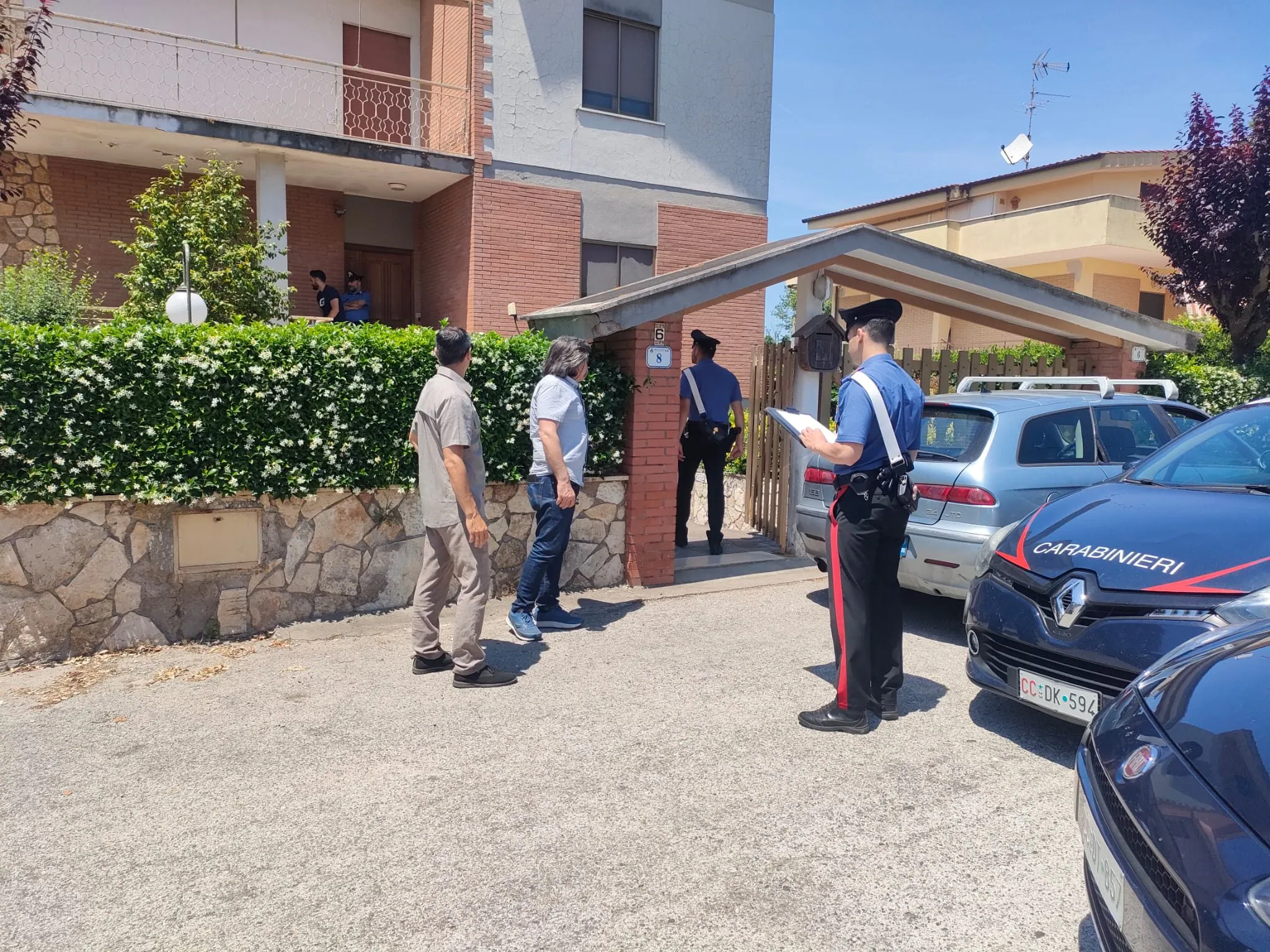 Una coppia è stata trovata senza vita nella propria abitazione: l'ipotesi è quella di un omicidio suicidio