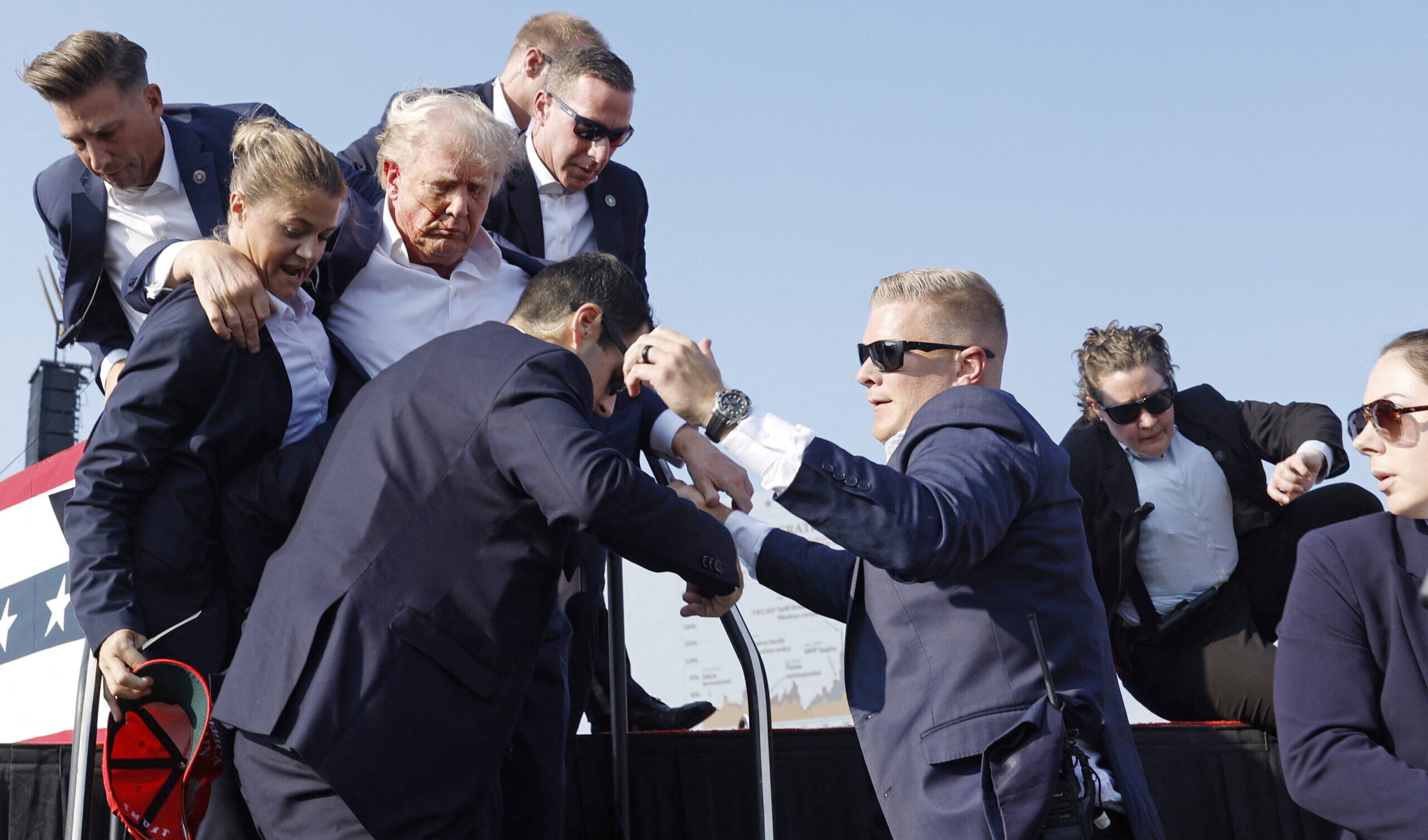 Attentato a Trump: spari ad un comizio, il candidato Gop ferito ad un orecchio ma sta bene