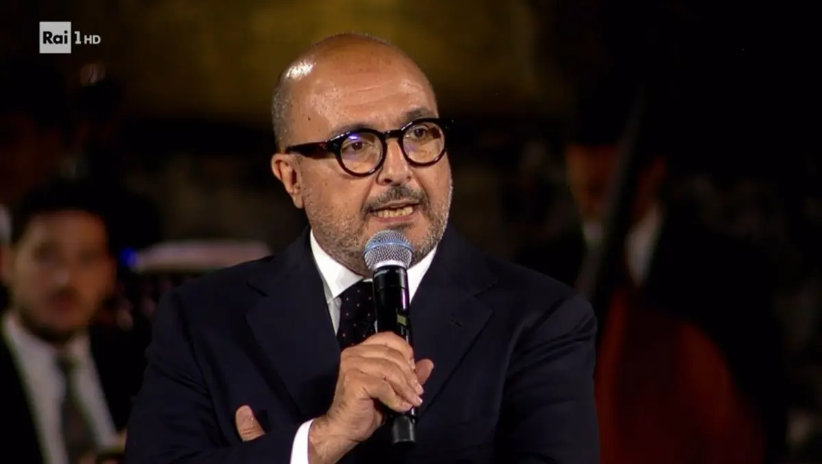 Fischi al ministro Sangiuliano, ma nella messa in onda Rai diventano applausi. L'opposizione: "Come Kim Jong Un"