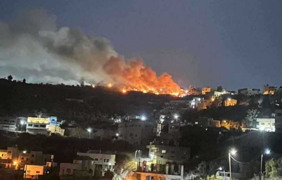 I coloni israeliani peggio del Ku Klux Klan: assalto a un villaggio palestinese e sparatoria con morti e feriti I coloni israeliani peggio del Ku Klux Klan: assalto a un villaggio palestinese e sparatoria con morti e feriti