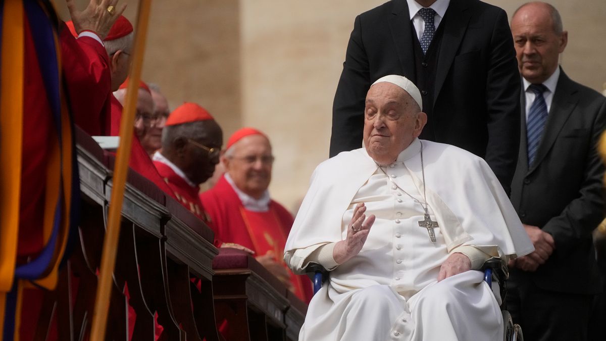 Pasqua secondo Papa Francesco: la pietra che si sposta, il terremoto che scuote, la vita che riparte