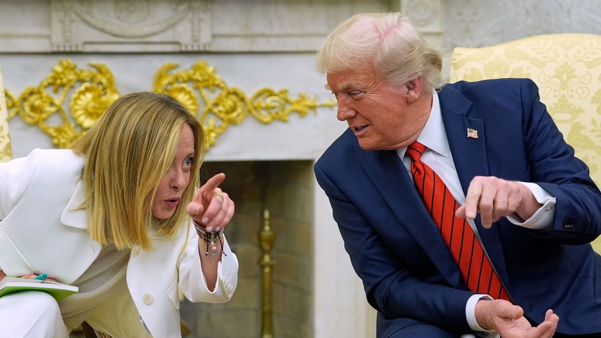 Alla Casa Bianca in scena la sottomissione di Giorgia Meloni a Trump: sorrisi a chi sta rovinando la nostra economia