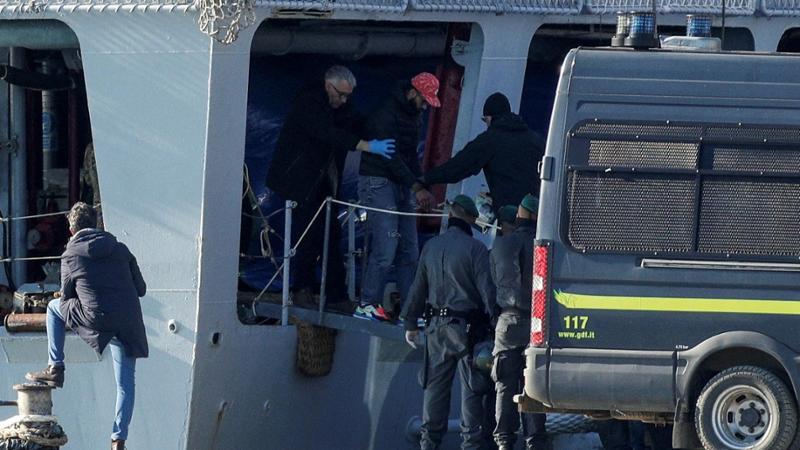 Il governo Meloni imita Trump: migranti ammanettati in Albania