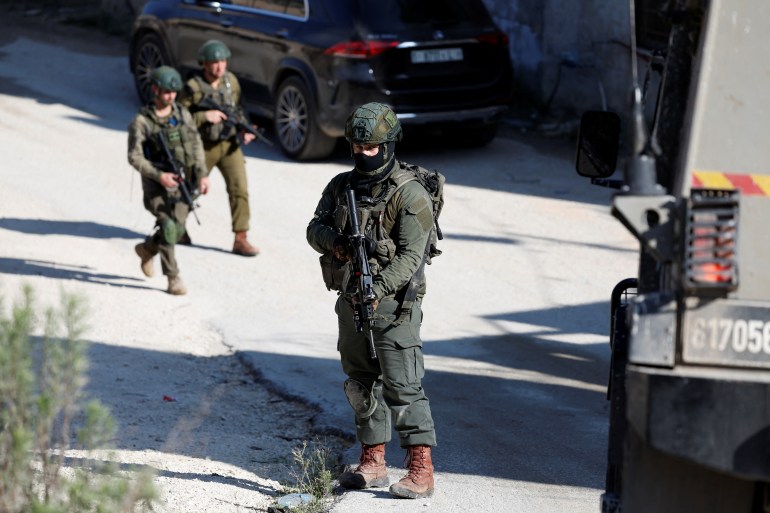 Coloni israeliani di estrema destra protetti dai militari attaccano la cittadina palestinese di Biddya