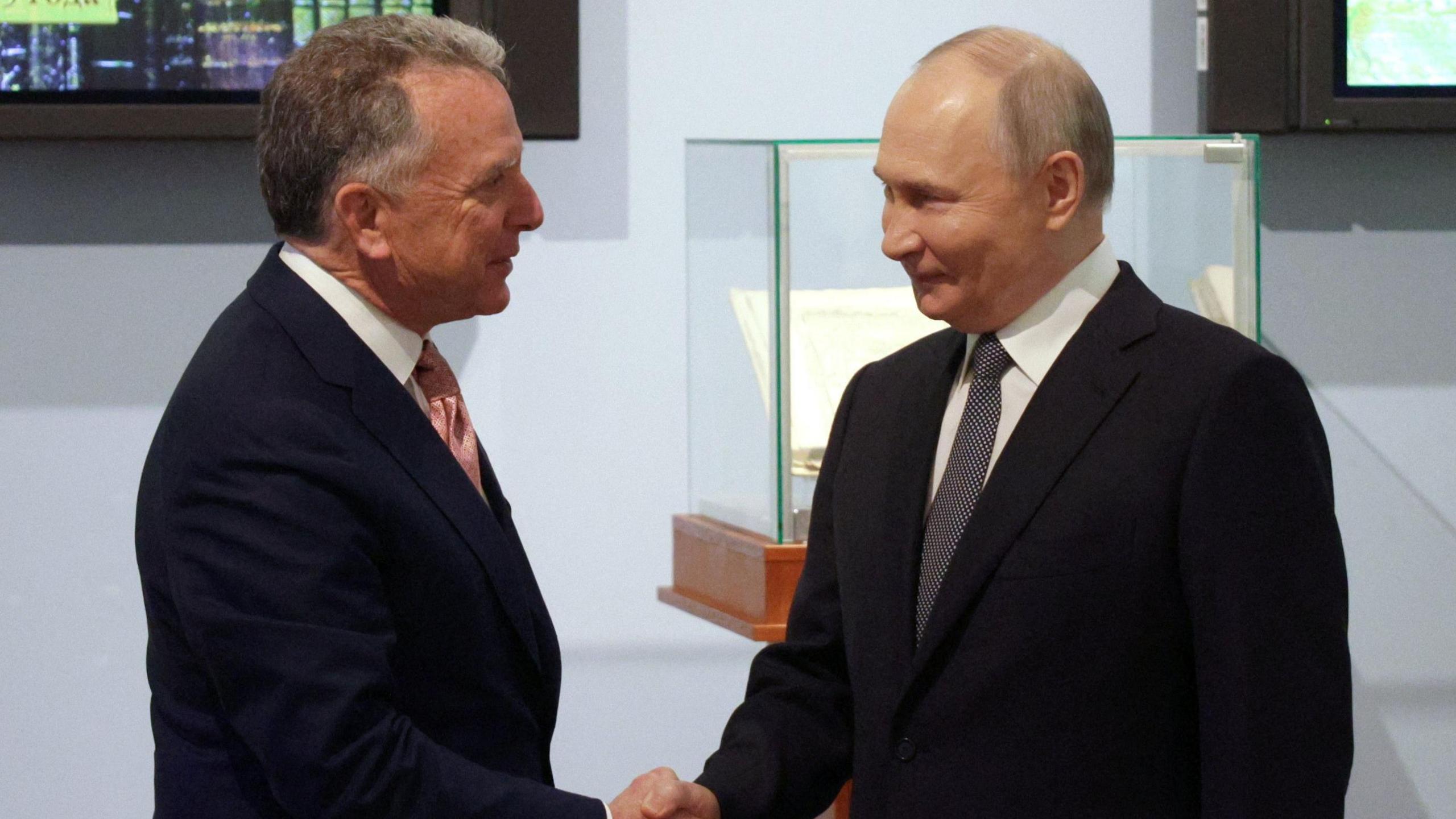Ucraina, Putin bombarda i civili ma dai trumpiani solo parole al miele: "Possiamo fare accordi commerciali..."