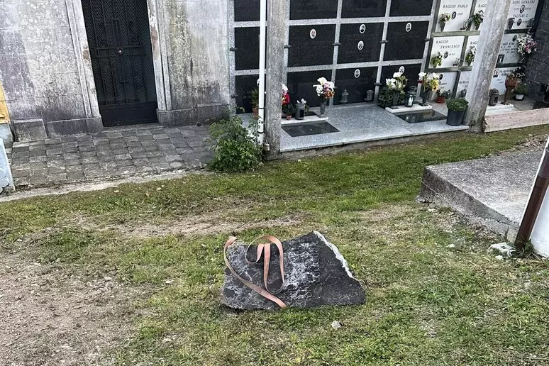 Il sindaco di destra rimuove la tomba di un partigiano alla vigilia del 25 aprile
