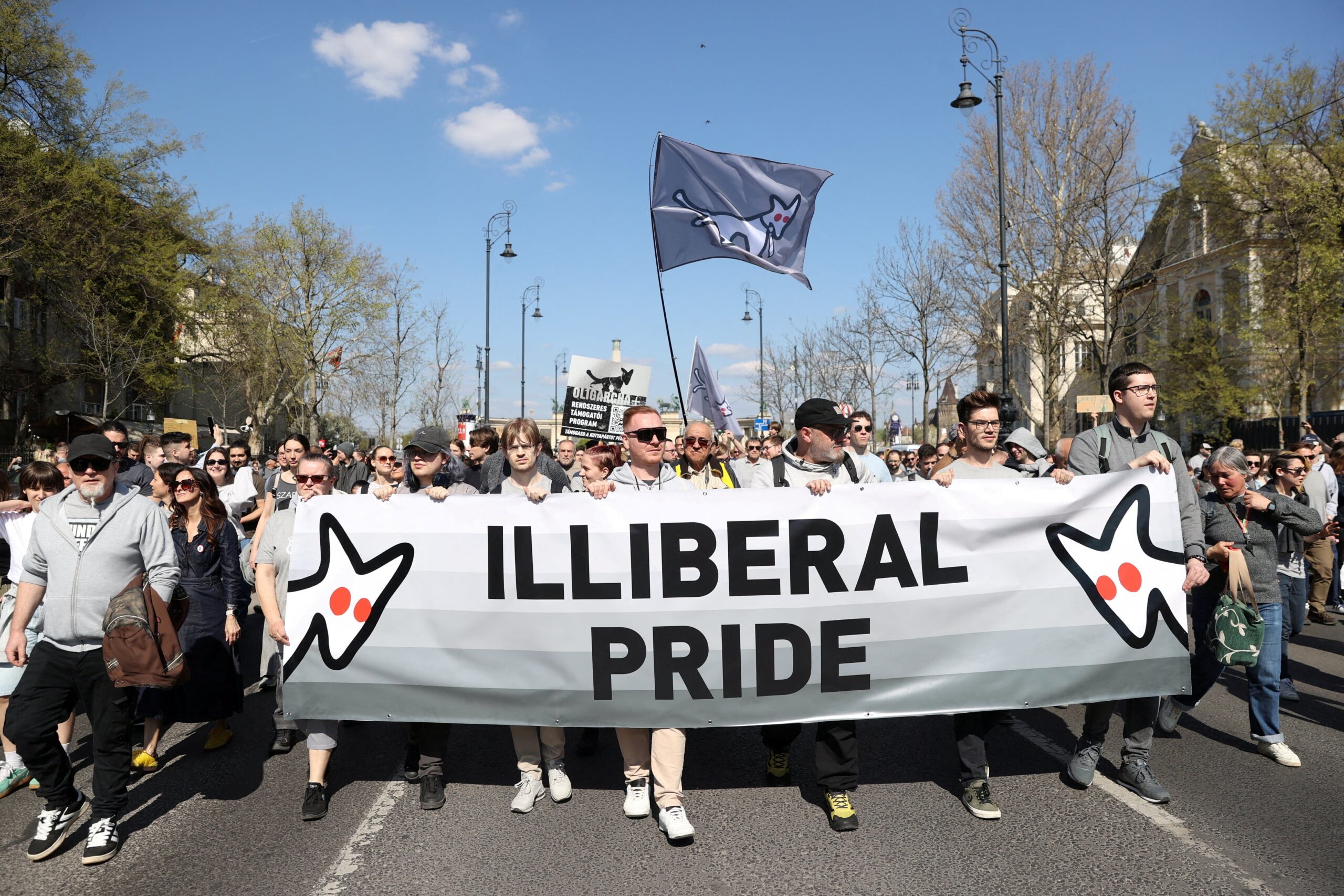 A Budapest manifestazione (ironica) contro il divieto del Pride imposto da Orban