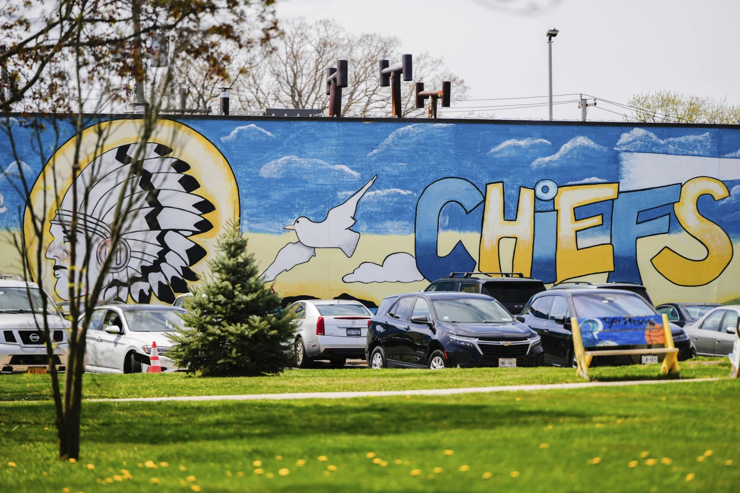 Una città non rinuncia alla mascotte con l'immagine stereotipata dei nativi americani e Trump l'appoggia