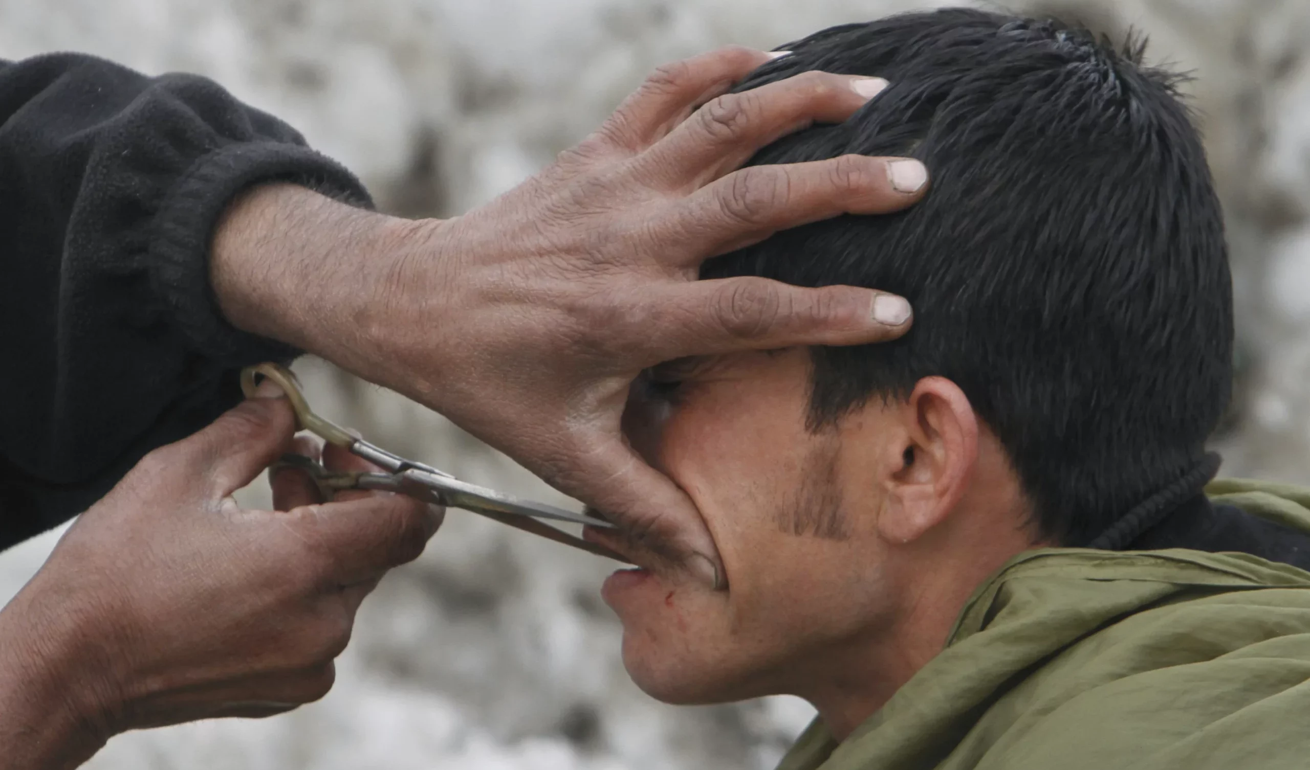 Afghanistan: la polizia morale dei Talebani arresta uomini e barbieri anche per tagli di capelli 'non conformi'