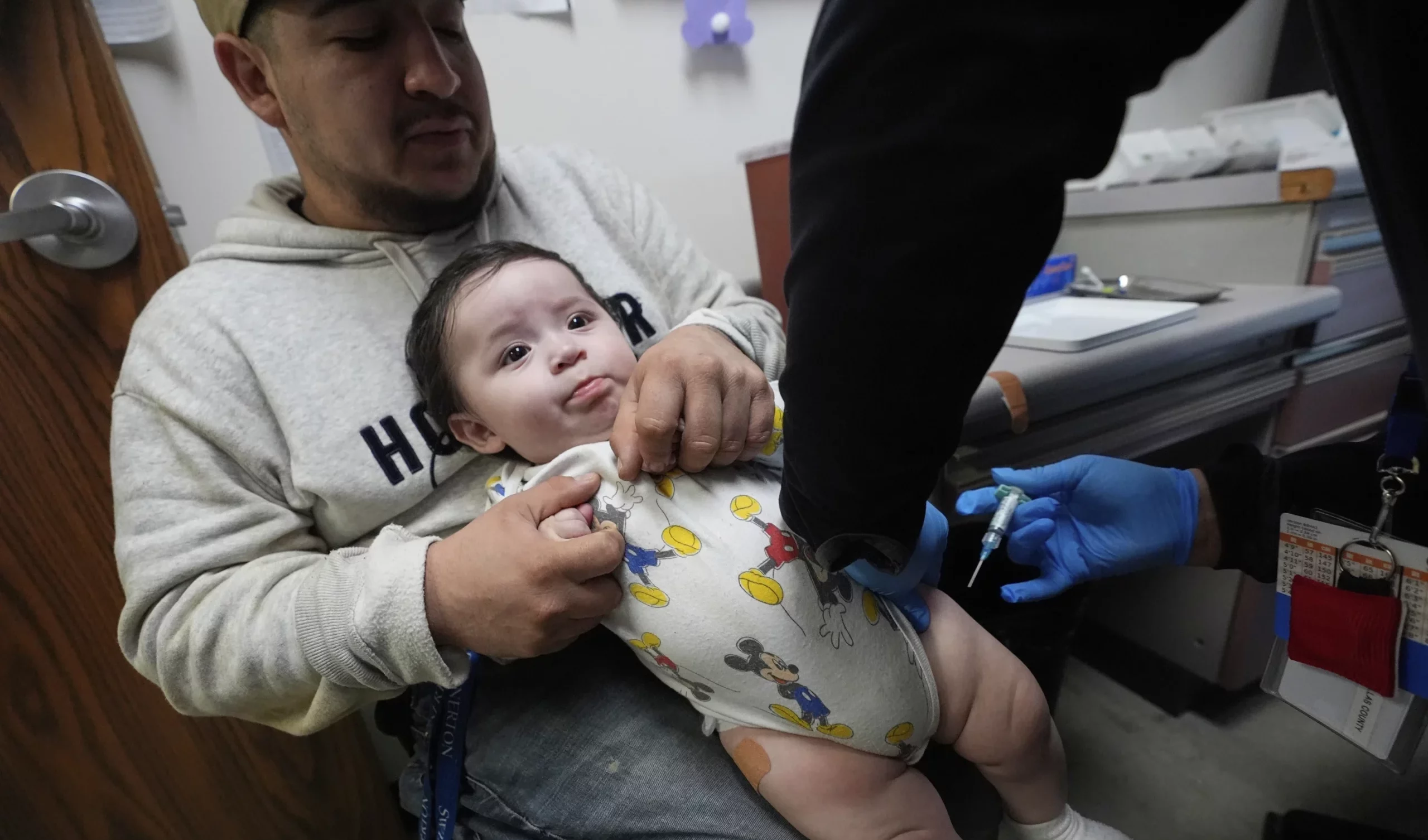 Tagli ai fondi e propaganda anti-vaccini: come le scelte di Kennedy Jr. hanno alimentato l’epidemia in Texas