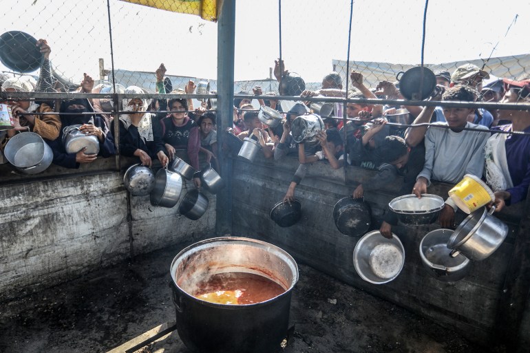Gaza, mattanza senza fine: Israele uccide ancora decine di civili in cerca di aiuti