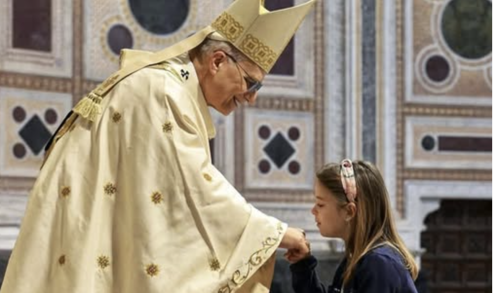 La genuflessione di un'adolescente al Papa rischia di mostrare una Chiesa che torna al passato