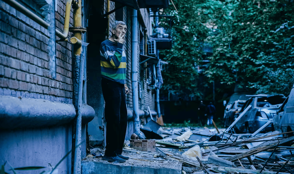 Raid aerei russi su Kyiv: dodici morti, tra cui tre bambini, decine di feriti e edifici distrutti