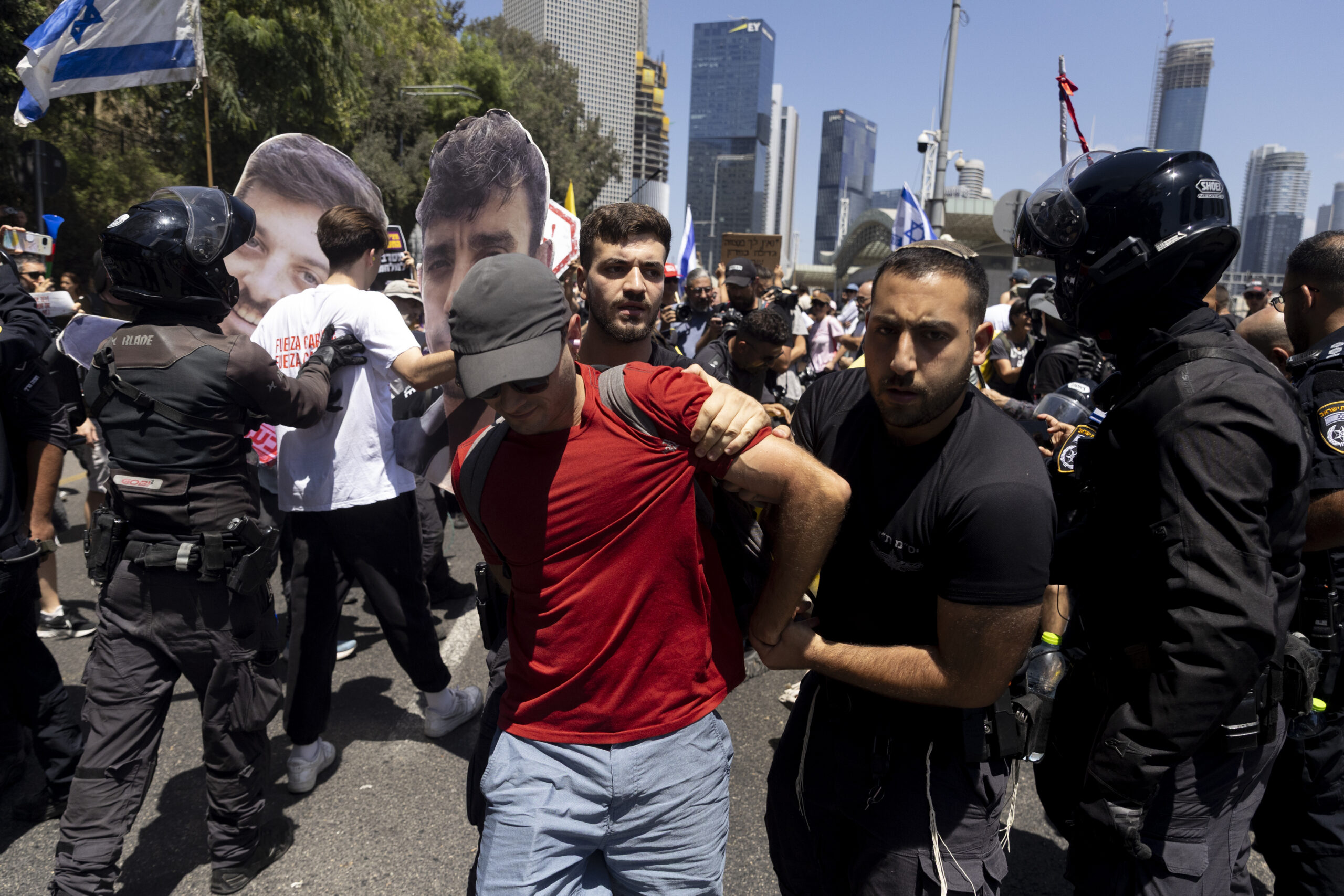 Netanyahu accusa i pacifisti israeliani di favorire Hamas e manda la polizia ad arrestarli e picchiarli