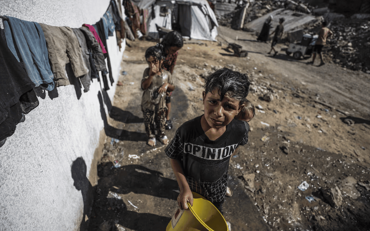 Gaza, i militari israeliani uccidono due bambini mentre si bombarda la Striscia dal cielo e dal mare