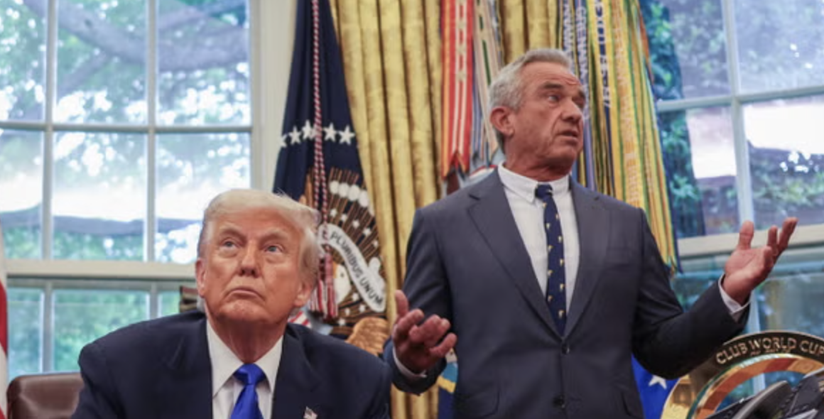 Trump si vaccina contro influenza e Covid: la scienza per sé, il negazionismo per gli altri