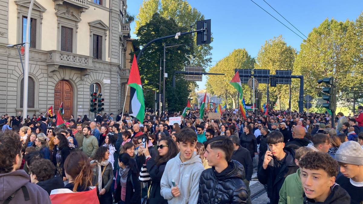 Oggi è sciopero generale, le piazze si riempiono