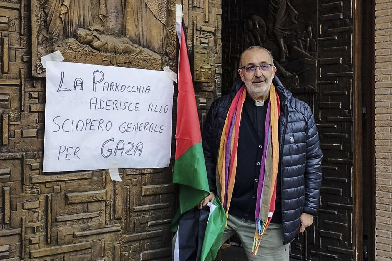 Don Vitaliano della Sala aderisce allo sciopero generale per Gaza e mette l'avviso in parrocchia