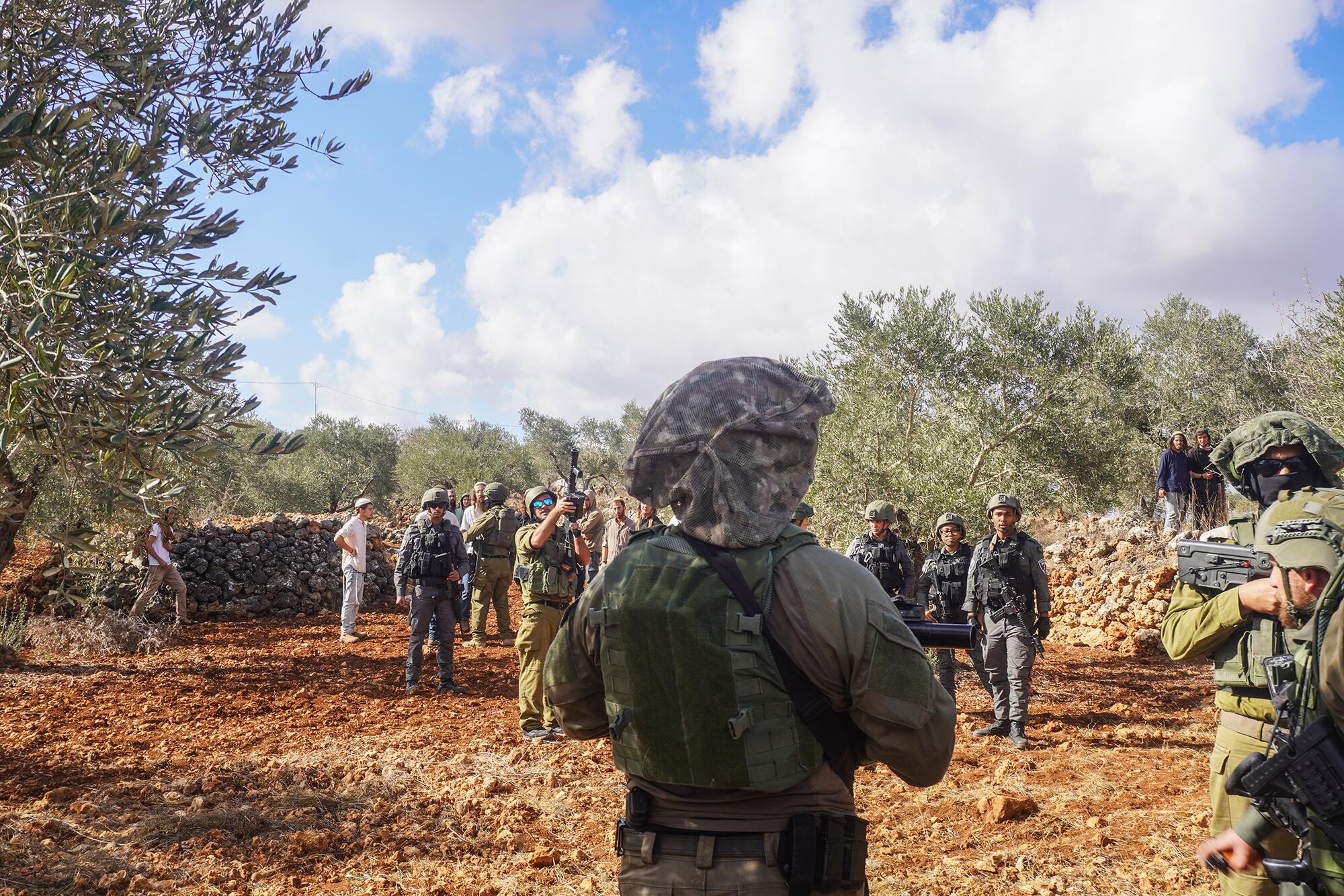 Coloni israeliani di estrema destra attaccano agricoltori palestinesi nei pressi di Nablus